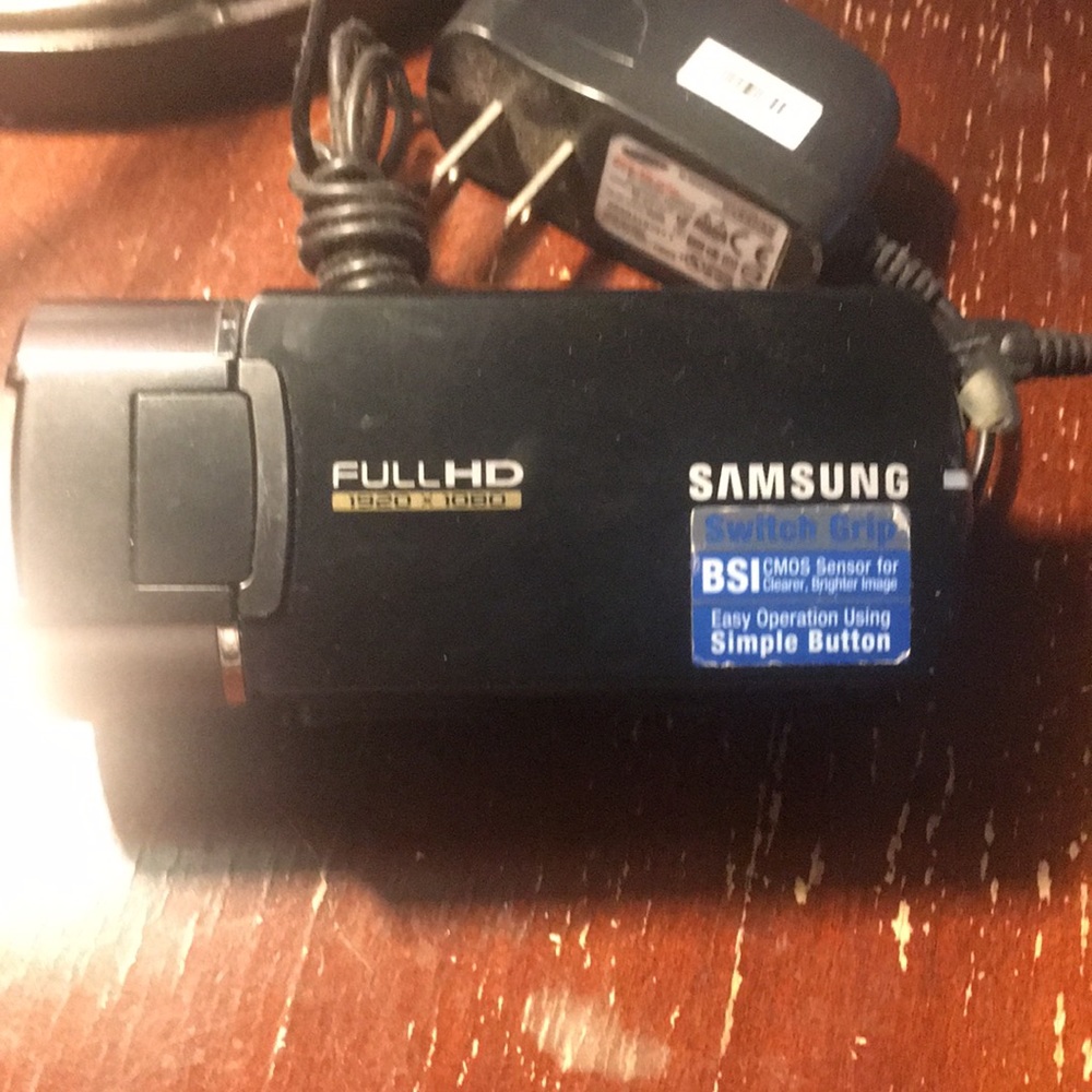 Sumsung video camera 1920x1080 20X digital zoom